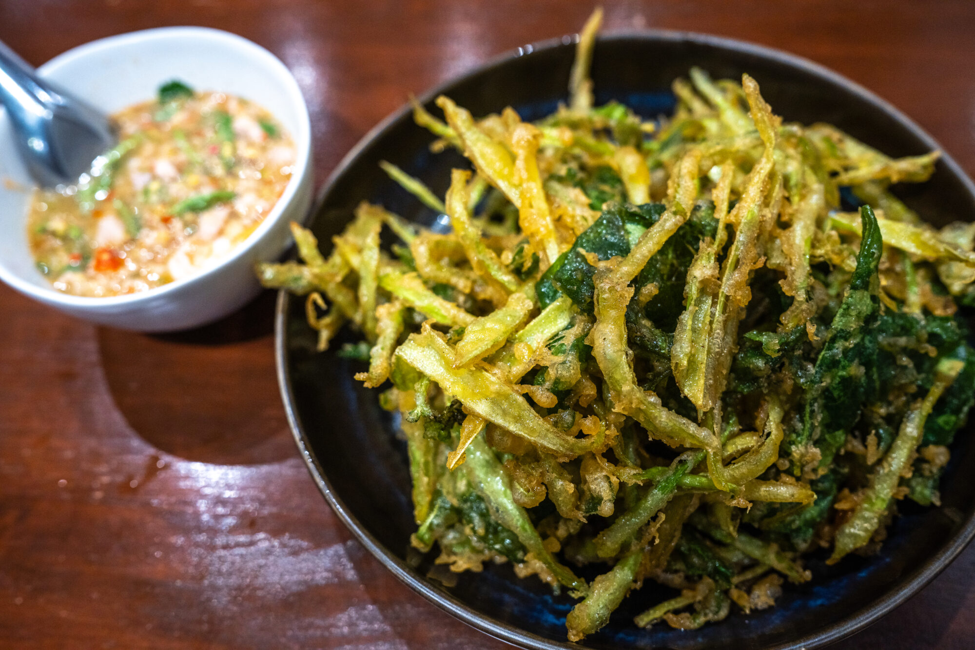 ยำผักบุ้งทอด - Spicy Batter-Fried Morning Glory Salad