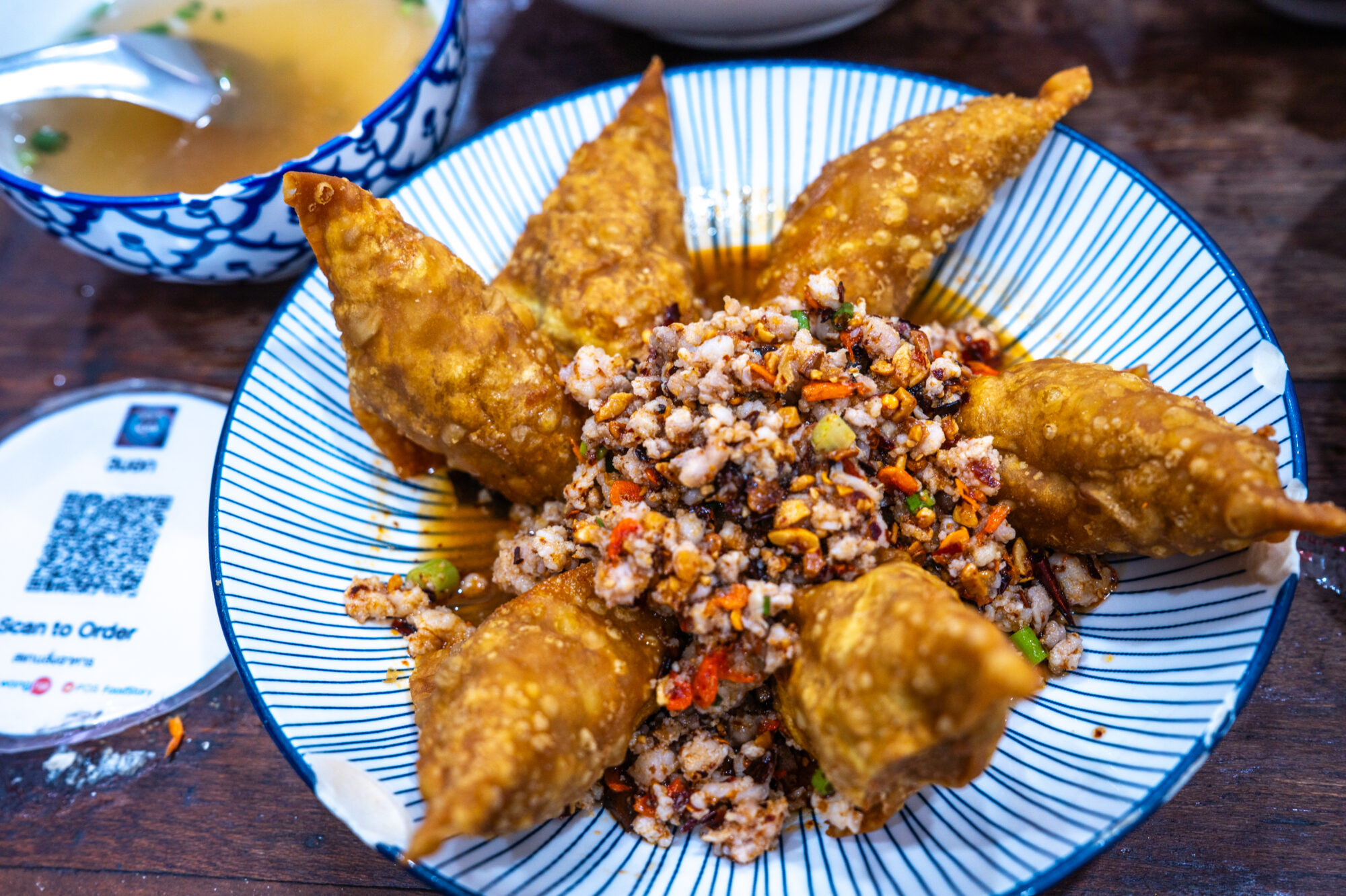 เกี๊ยวอบต้มยำแห้ง Spicy Fried Big Wonton With Minced Pork